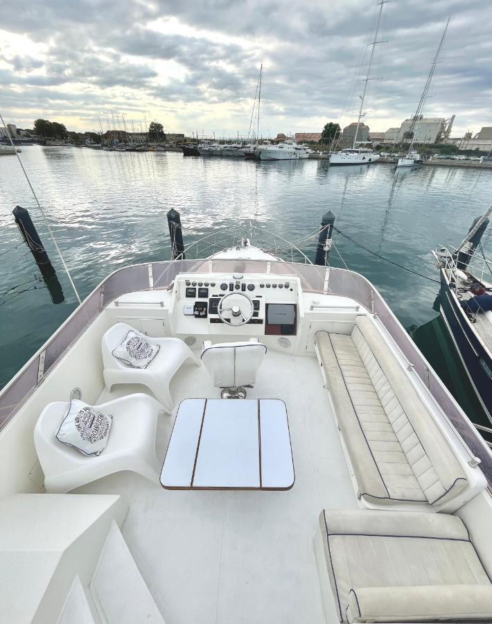 Hotel Navi Yacht A Sete, 2 A 8 Couchages, Privatif Exterior foto